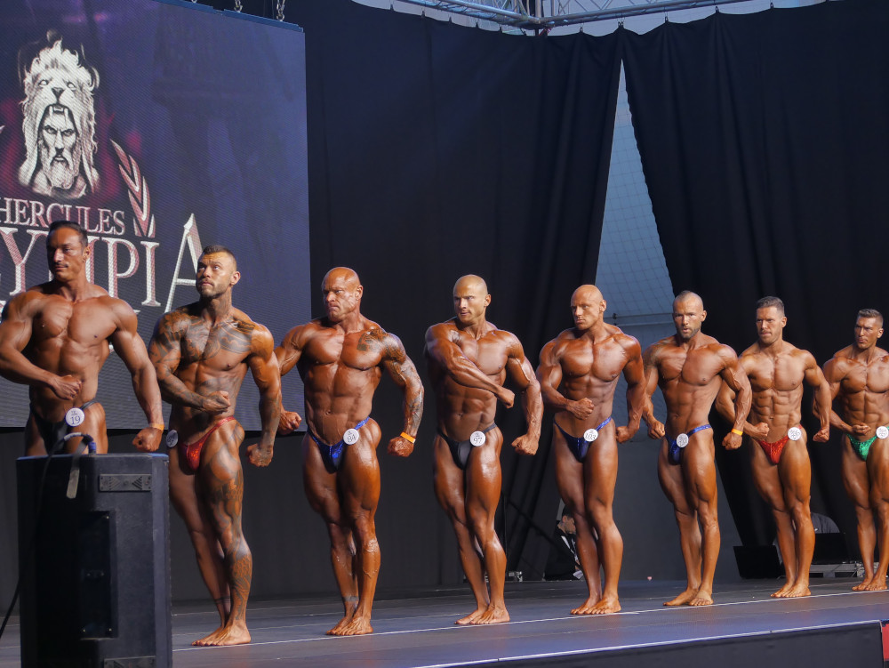 lineup bodybuilder sul palco dell'hercules olympia hungary